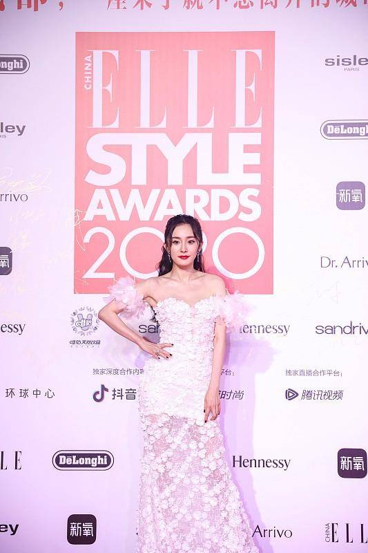 粉色|杨幂手拿“温柔纸”，看穿搭确实挺温柔，穿淡粉色礼服，温柔优雅