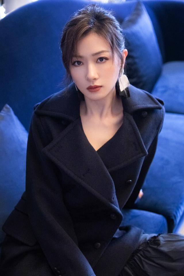 黑色|万茜是个“有品位”的人,一身黑色穿搭不显老,竟意外穿出高级感