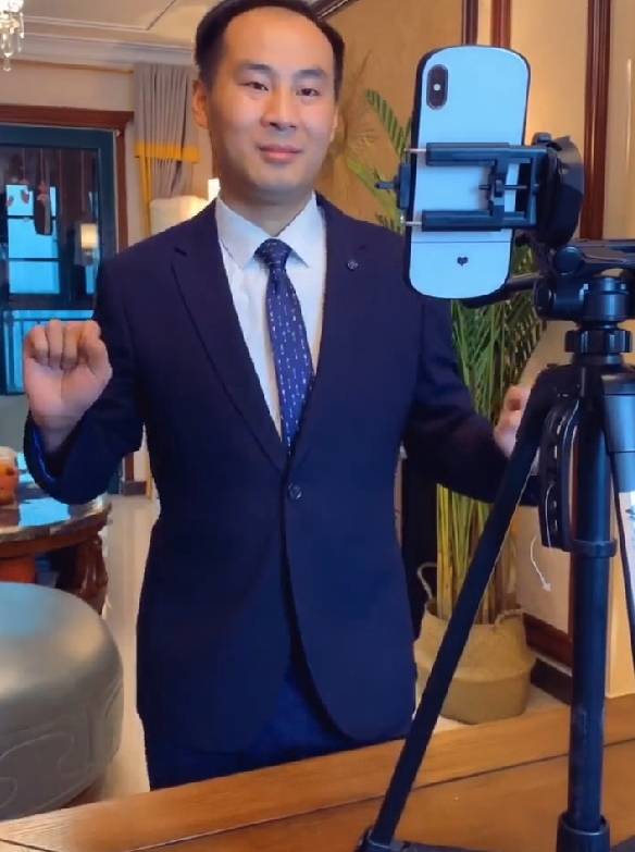 原创小马哥天天表演被老婆挨打成百万网红网友头发都被打秃了