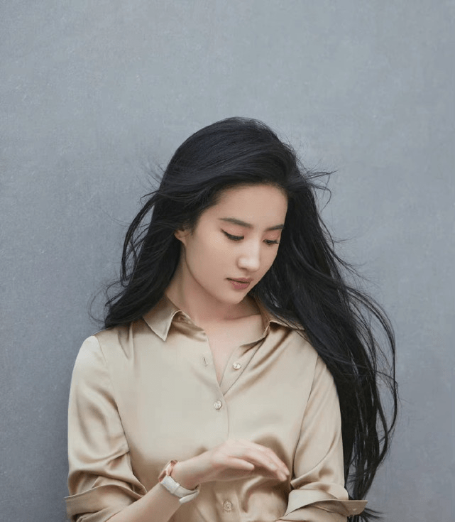 大地|刘亦菲真看得起自己,穿显胖衣服出门逛街买奢侈品,越来越接地气