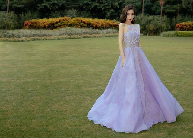 一身|又被Angelababy惊艳了!一袭紫色薰衣草长裙高贵精,美成小精灵