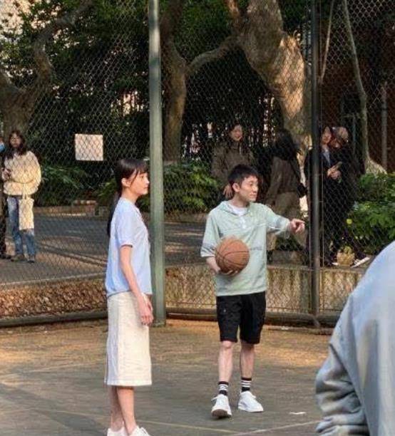 什么|关晓彤打篮球被拍,看清她脚上穿的什么鞋,这是对水泥地最大尊重