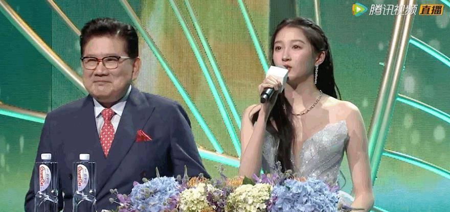 才艺|关晓彤:不拼演技拼才艺,白玉兰奖晚会上大秀主持唱歌舞蹈基本功