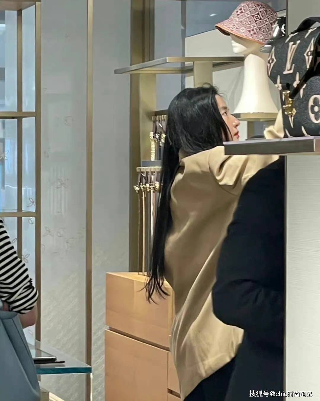 女孩子|刘亦菲的逛街状态，廓形西装加墨镜，帅气比仙气还逼人