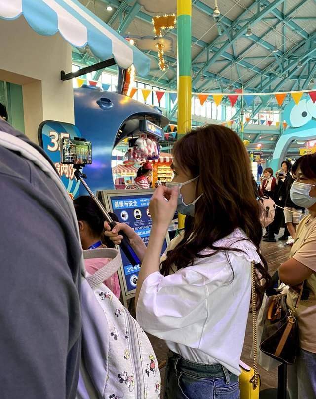 时间|偶遇冯提莫！有观众爆出生图且兴奋表示：真人比上镜更好看！