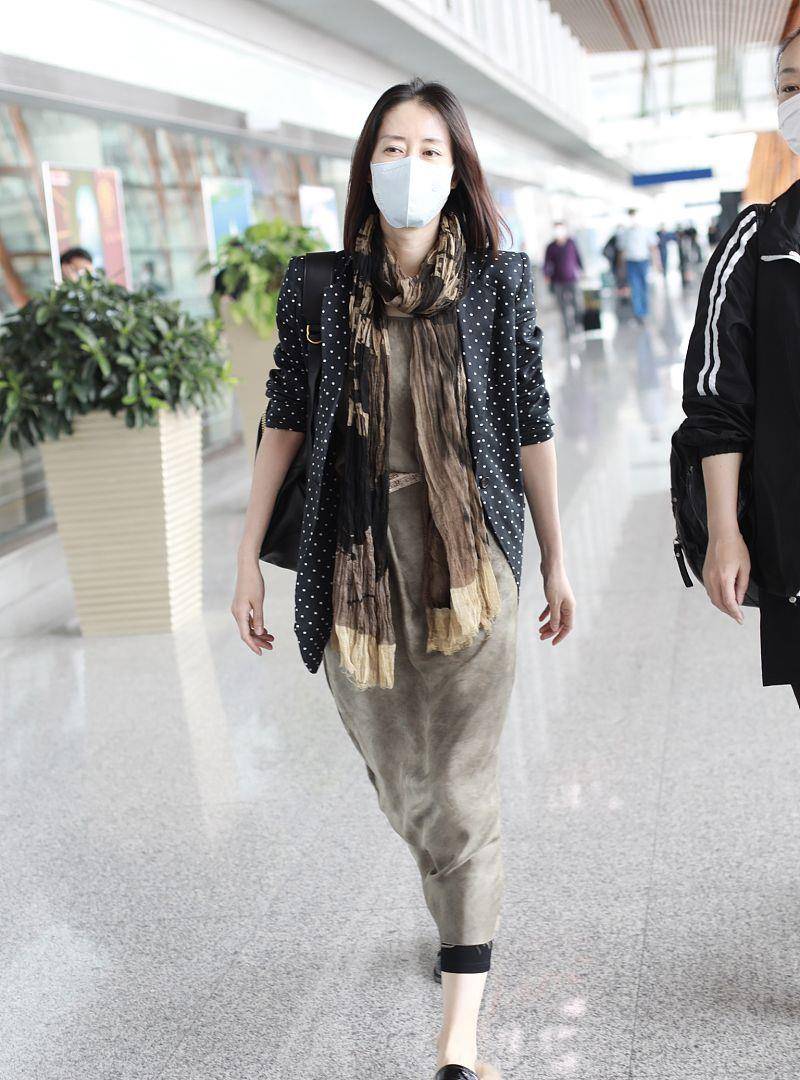 刘敏涛|女人40+开春别总“老一套”，学刘敏涛高级色叠穿法，减龄时髦