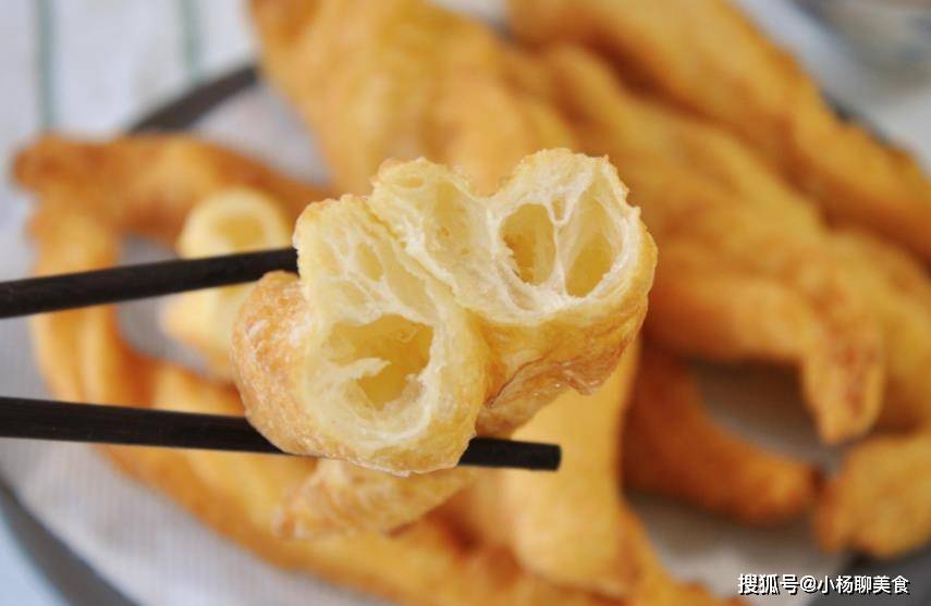 做法|早餐油条自己做,早起10分钟,就能炸一锅,根根空心,还酥脆