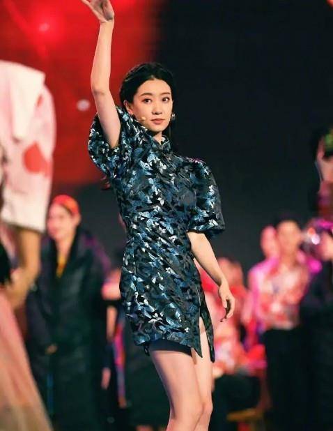 张小斐|张小斐原来是个“时髦精”，穿3000块旗袍上春晚，这腿太长了吧