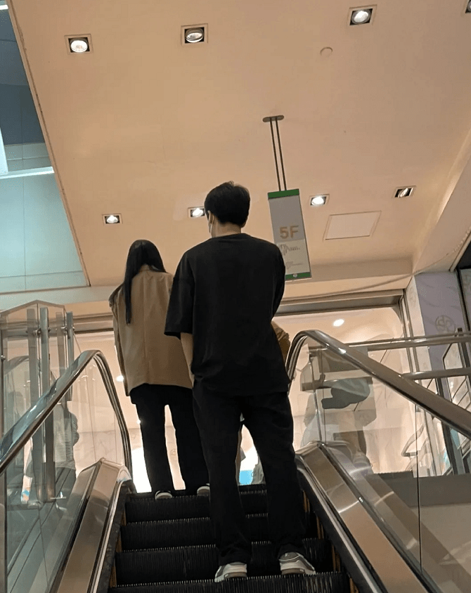 大地|刘亦菲真看得起自己，穿显胖衣服出门逛街买奢侈品，越来越接地气