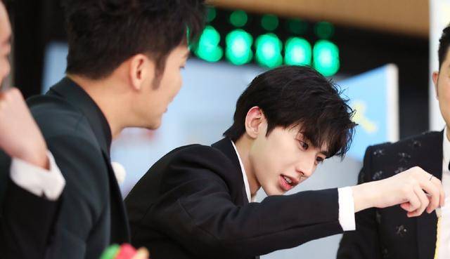 卫视|跨年晚会成“战场”,各大卫视名单全面曝光,谁最抢手一目了然