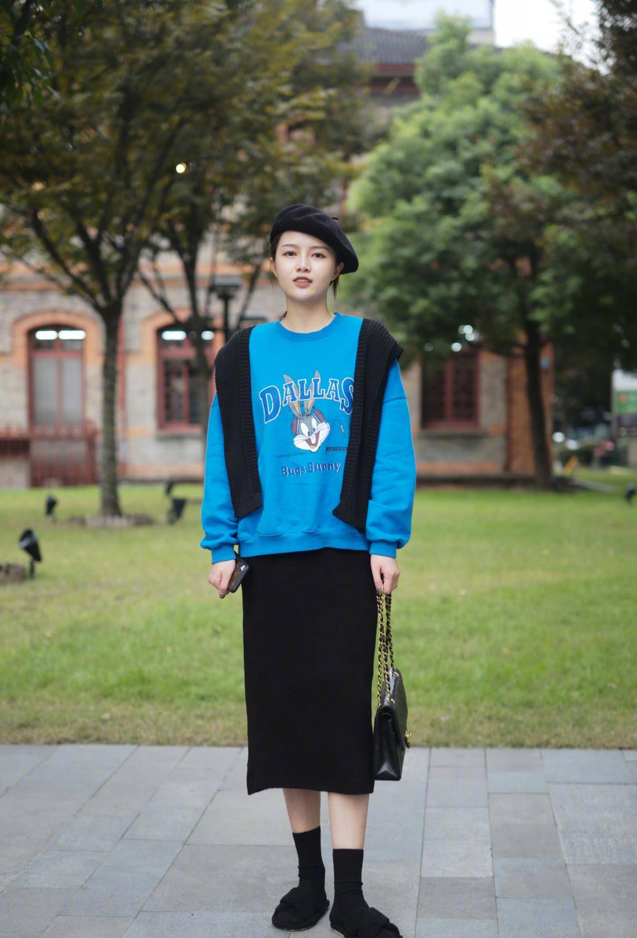个性|卫衣下面不一定配直筒裤,学习下面这样来穿,时髦显高又显瘦