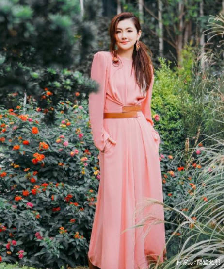 设计|任家萱变得更美了,穿一袭粉裙出场尽显少女感,根本不像是39岁