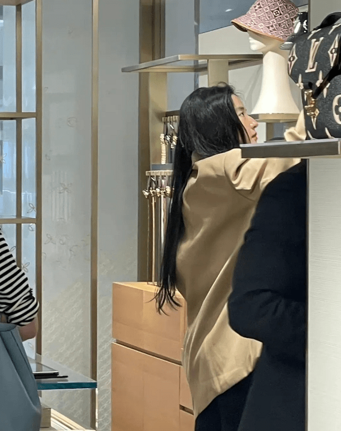 大地|刘亦菲真看得起自己,穿显胖衣服出门逛街买奢侈品,越来越接地气