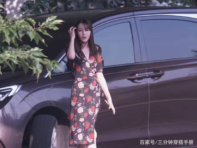 刘海|迪丽热巴太敢穿了吧！土俗配色+奶奶大花，真是有颜任性