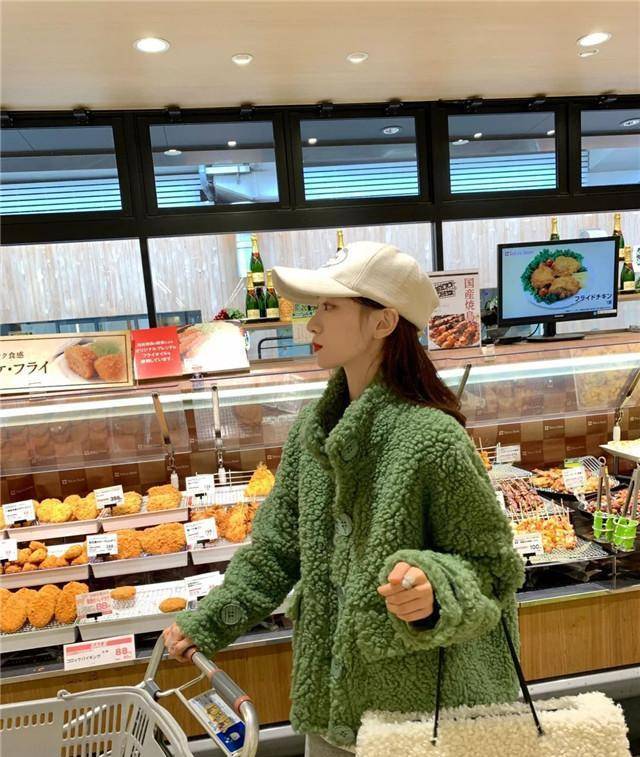 黑色|女人冬天时不时髦，关键看有没有这3款外套，时髦显气质，超百搭
