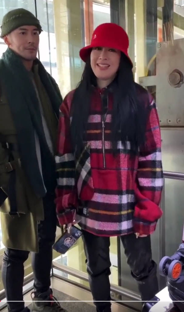 显得|在三里屯偶遇钟丽缇，上半身肥胖腿细，但跟普通人比年轻又漂亮！