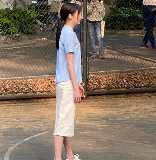 什么|关晓彤打篮球被拍,看清她脚上穿的什么鞋,这是对水泥地最大尊重