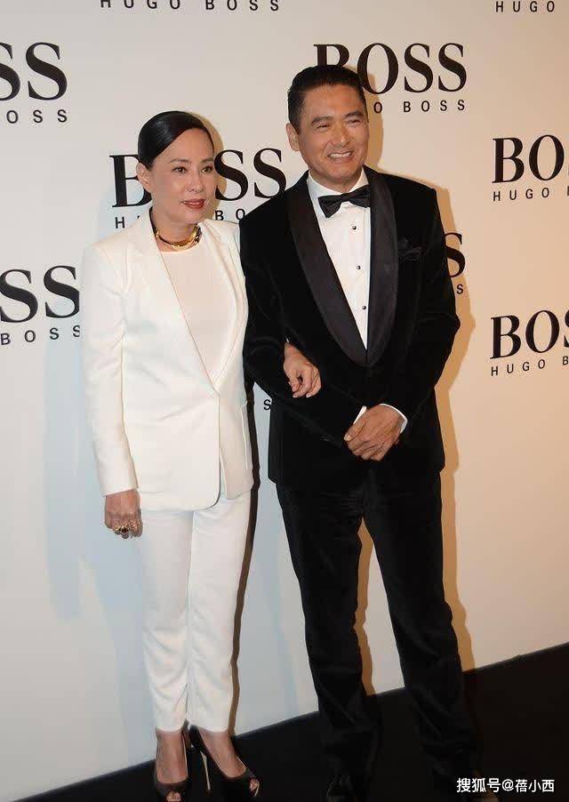 黑色|周润发和陈荟莲携手亮相，穿黑色西装+暗红色礼服，夫妻默契满分