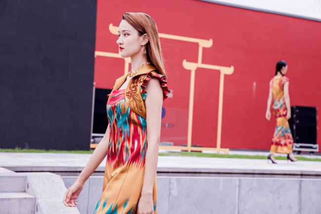 和田市艾德莱斯绸焕颜亮相北京时装周