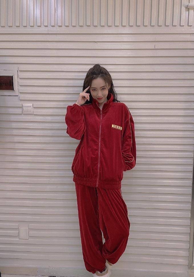 张小斐|张小斐屡次凭毛衣上热搜？看了她私服才知道，原来是隐藏的时髦精
