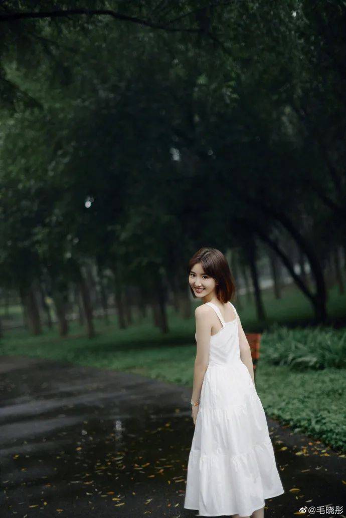 当红|毛晓彤穿白裙恍如国民初恋美呆了！雪肤玉貌太清丽脱俗