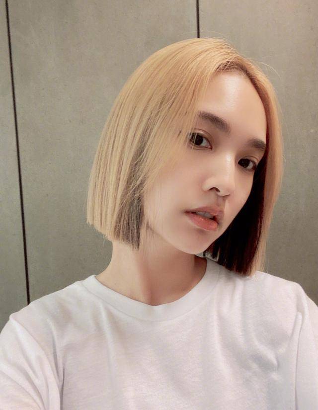 黑色|王心凌和杨丞琳同台，都穿黑白配没有年龄差距，减龄漂亮