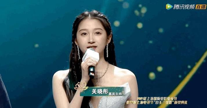 才艺|关晓彤:不拼演技拼才艺,白玉兰奖晚会上大秀主持唱歌舞蹈基本功