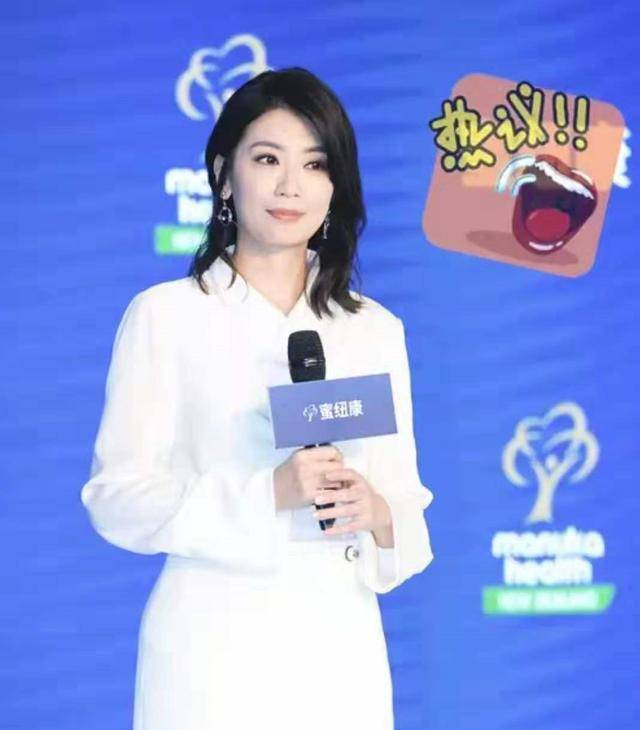贾静雯|贾静雯确实老了，拼色衬衫配牛仔裤很大气，却被颈纹暴露真实状态