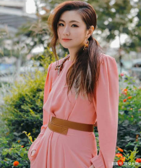 设计|任家萱变得更美了,穿一袭粉裙出场尽显少女感,根本不像是39岁