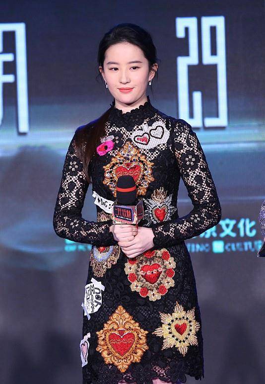 服装|刘亦菲和李沁的气场都好强，就算穿短款的裙子，也很有高级感