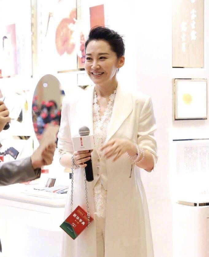 个性|许晴厉害了！穿一袭超长款的连帽卫衣裙减龄时髦，看着不像51岁