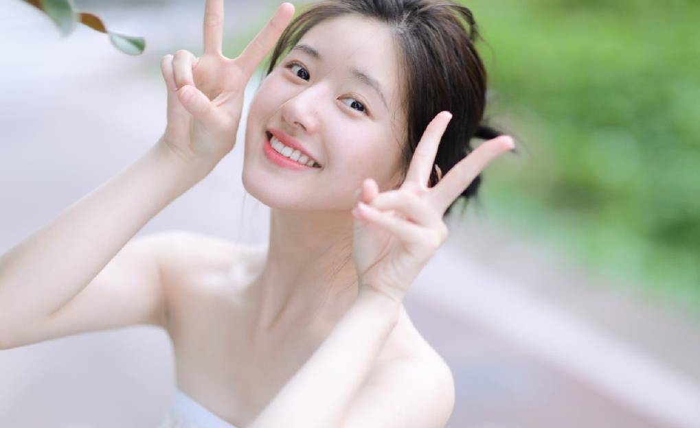 女友|杨洋新剧《且试天下》路透，雨中背起女友漫步，男友力爆棚太甜了