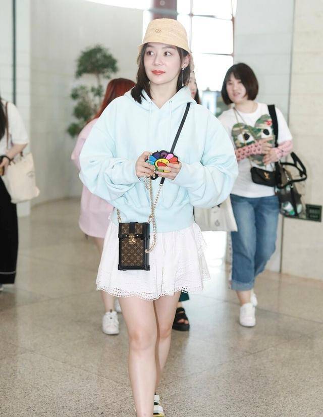 短裙|奔四女人别总穿牛仔裤，学陈数这样搭，优雅时髦更显气质
