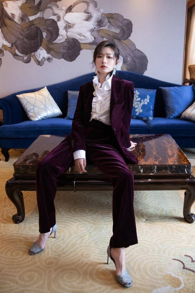 黑色|万茜是个“有品位”的人,一身黑色穿搭不显老,竟意外穿出高级感