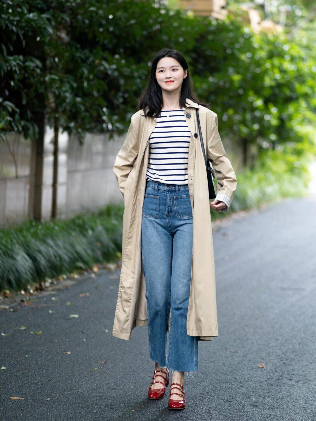 条纹|秋天，这样穿“条纹衫”才高级洋气，搭配牛仔裤舒适日常又减龄