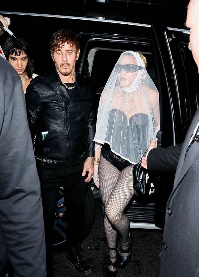 麦当娜|63岁麦当娜没把自己当老人，抹胸连体裤配渔网袜，头戴白纱好神秘