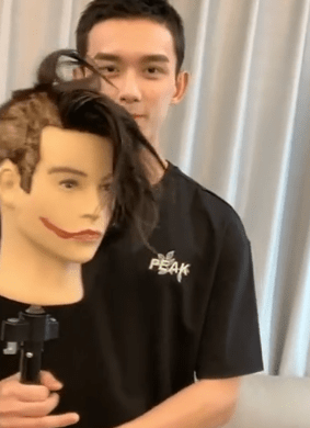 评价|吴磊直播秀发艺,模特头发被剪秃,外形被侯明昊评价为“狗啃”