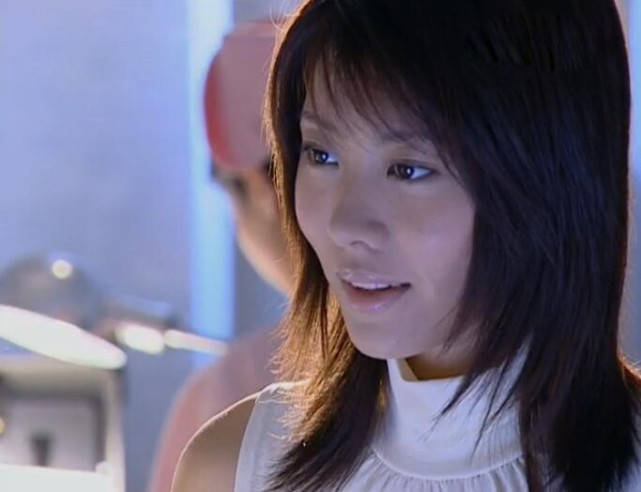 她在职场上雷厉风行,苏拉刚成为她的下属时,也被她折腾个够呛,这个女