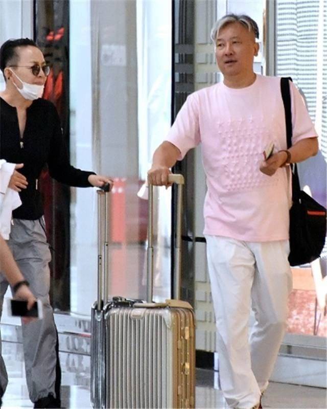 显得|宋丹丹带孙子被拍，穿运动服搭紧身裤，腿比年轻人还细长！
