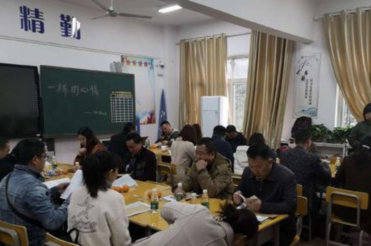 因为 95后宝妈接娃穿着“时尚”，孩子却被同学嘲笑：你妈穿的啥？