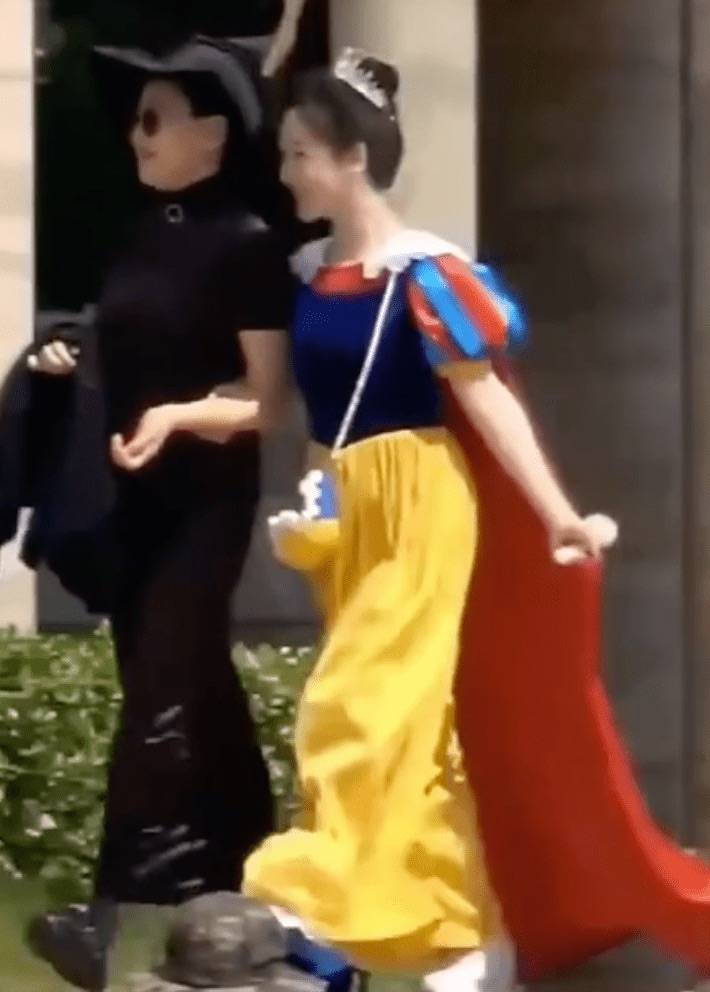 显得|宋丹丹带孙子被拍，穿运动服搭紧身裤，腿比年轻人还细长！