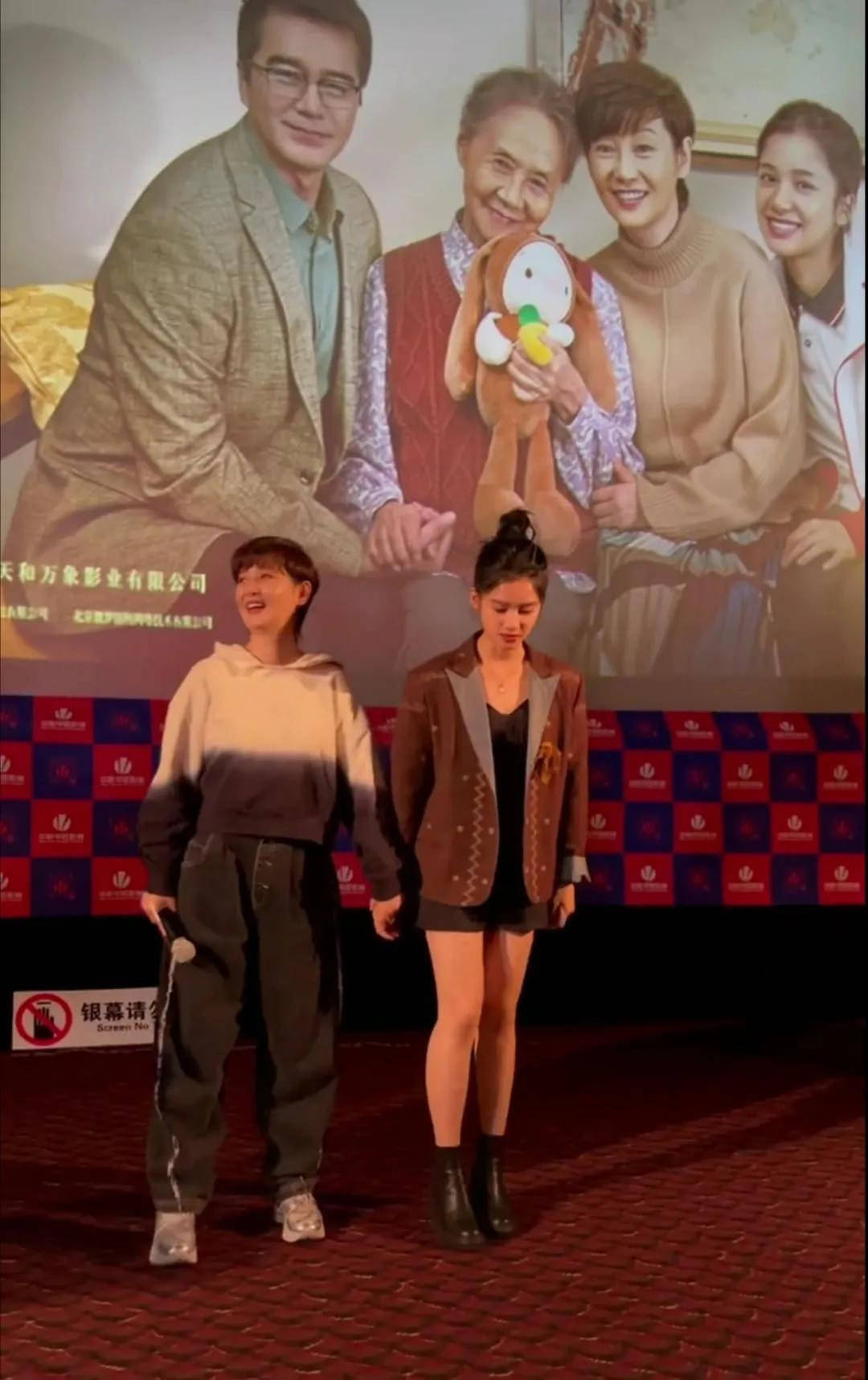 黑色|徐帆穿运动装跑宣传，老了装嫩也没嫩不了，无修饰的脸蜡黄沧桑！