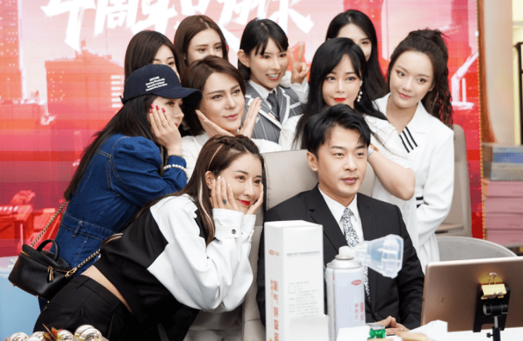 合体|二驴、老方丈合体直播，辛巴徒弟到场豪刷，散打哥主动接PK解围