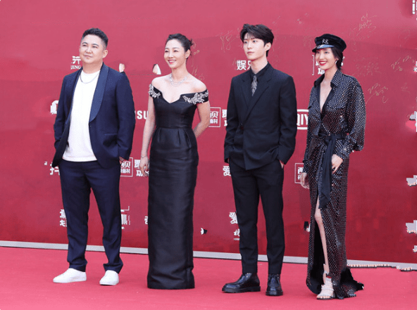 黑色|四位女星变身“黑天鹅”走红毯，巩俐气场难挡，白百合款式寓意深