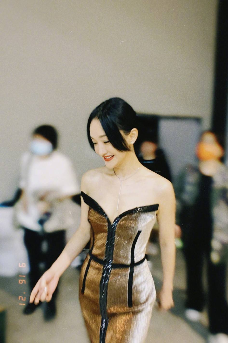 状态|周迅哪像是阿姨辈？穿抹胸裙状态似少女，就是平板身材有些吃亏