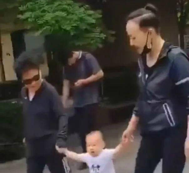显得|宋丹丹带孙子被拍，穿运动服搭紧身裤，腿比年轻人还细长！