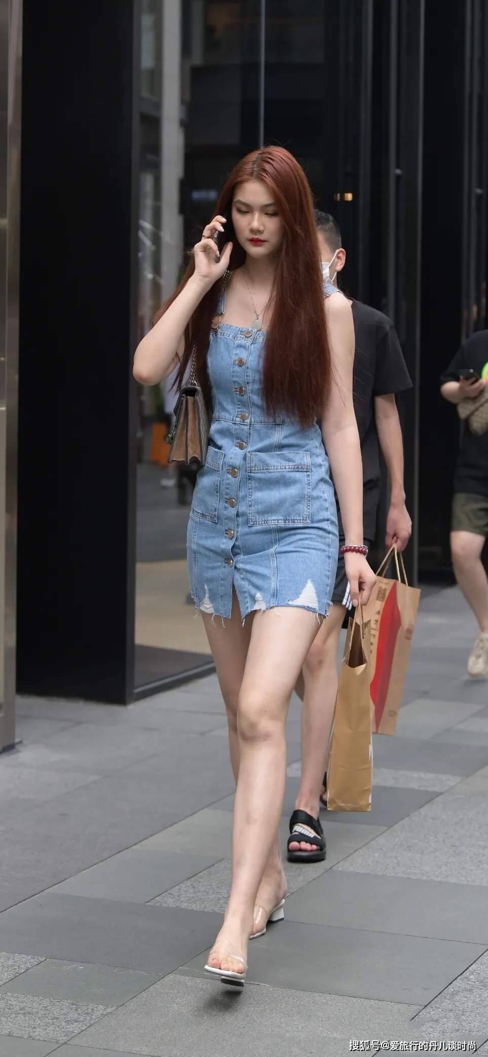 好身材|小姐姐真的太会穿了！牛仔吊带裙上身好身材一览无余，气质绝了