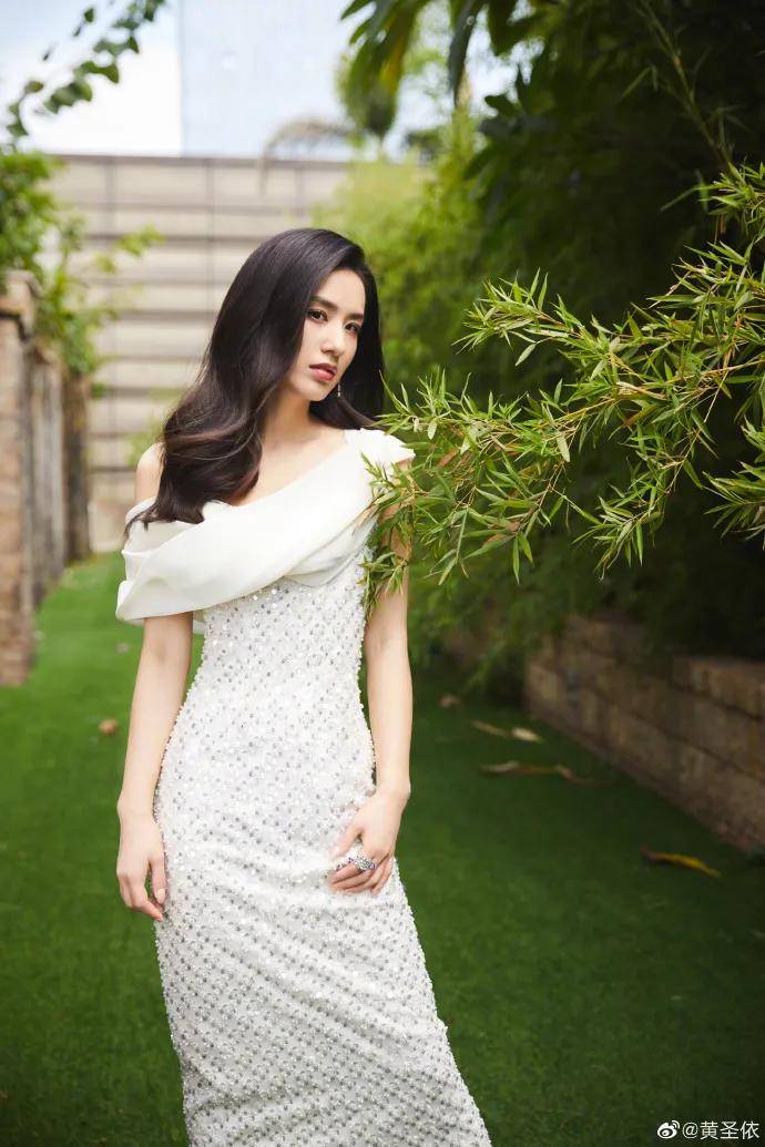 黄圣依|黄圣依穿斜肩白色长裙成熟妩媚!雪肤玉貌太靓丽多姿