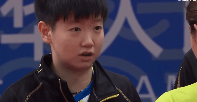 莎指导!孙颖莎暂停怒批队友臧小桐:你能不能硬一点?后者嬉皮笑脸