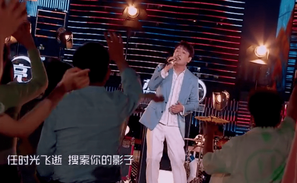 阿云嘎|卫视中秋晚会明星造型：张碧晨人鱼裙仙气足，戚薇蓬蓬袖夸张